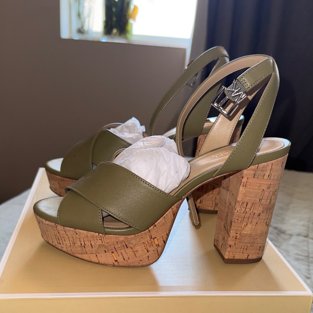 Michael Kors Platform Leather Sandals 👡